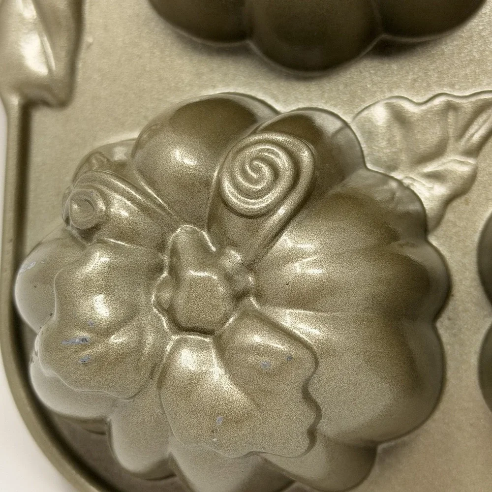 Williams-Sonoma Nordic Ware Cast Aluminum Pumpkin Patch Pan 12 NEW Mini Cakes